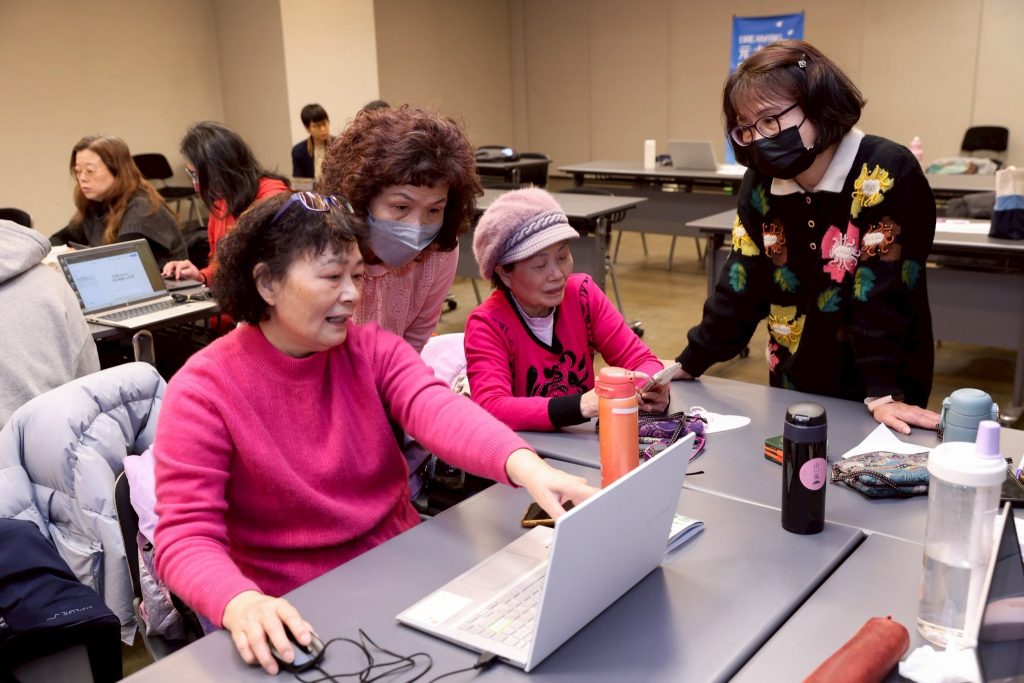 講師教學後，圓夢夥伴們跨團分組實作，來自不同區域、不同教學與公益服務內容的學員，各自拿出看家本領，激盪精采火花。